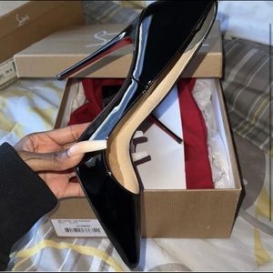 Louboutin So Kate 35.5